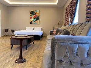 - un salon avec un canapé et un lit dans l'établissement ليالي الخالدية, à Riyad