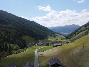 Zdjęcie z galerii obiektu Chalet Chalet Antritt by Interhome w mieście Schmirn