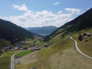 Zdjęcie z galerii obiektu Chalet Chalet Antritt by Interhome w mieście Schmirn
