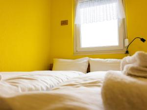 1 dormitorio con cama blanca y ventana en Apartment G 25 by Interhome, en Dittishausen