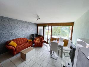 ein Wohnzimmer mit einem Sofa und einem Tisch in der Unterkunft Apartment G 25 by Interhome in Dittishausen