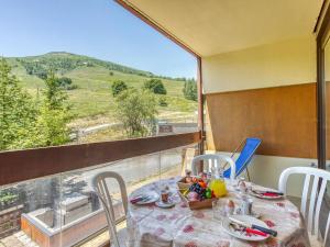 een tafel met een bord eten op een balkon bij Studio Cosmos-1 by Interhome in Le Corbier