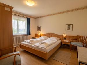 Giường trong phòng chung tại Holiday Home Sonnenbühl by Interhome