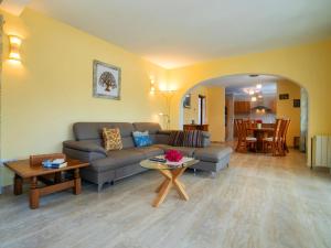 una sala de estar con un sofá y una mesa en Holiday Home Casa Baladrar by Interhome, en Fanadix