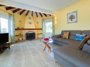 Una sala de estar con un sofá y una chimenea. en Holiday Home Casa Baladrar by Interhome, en Fanadix