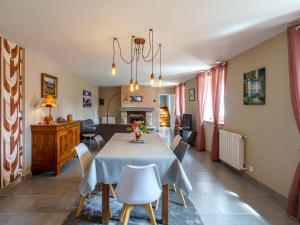 ein Esszimmer und ein Wohnzimmer mit einem Tisch und Stühlen in der Unterkunft Holiday Home Les Volets Rouges - PEU101 by Interhome in Peumérit