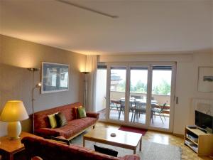 Μια τηλεόραση ή/και κέντρο ψυχαγωγίας στο Apartment Genziana B 20 by Interhome