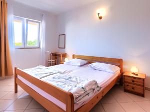 een slaapkamer met een bed en een raam bij Apartment Romantika-2 by Interhome in Štanga