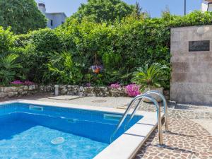 een zwembad in een tuin met een tuin bij Apartment Romantika-2 by Interhome in Štanga +32 foto's