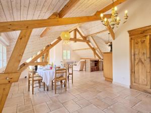 - une salle à manger avec des plafonds en bois, une table et des chaises dans l'établissement Apartment Prad Nomad - PIM304 by Interhome, à Piriac-sur-Mer