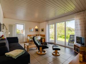 DittishausenにあるHoliday Home Hochwald by Interhomeのソファとテレビのあるリビングルーム
