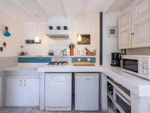 Η κουζίνα ή μικρή κουζίνα στο Holiday Home Entre mer et jardin by Interhome