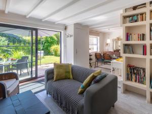un soggiorno con divano e tavolo di Holiday Home Entre mer et jardin - PPT401 by Interhome a Saint-Pierre-en-Port