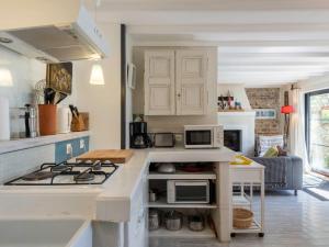 Η κουζίνα ή μικρή κουζίνα στο Holiday Home Entre mer et jardin by Interhome +24 φωτογραφίες