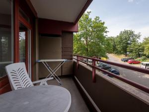balkon ze stołem i krzesłem oraz widokiem na ulicę w obiekcie Apartment B212 by Interhome w mieście Lahnstein