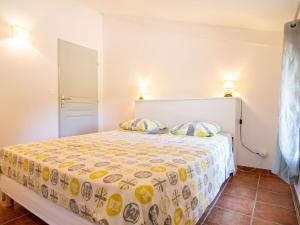 CarcèsにあるHoliday Home Les Restanques - CAE150 by Interhomeのベッドルーム1室(ベッド1台、枕2つ付)