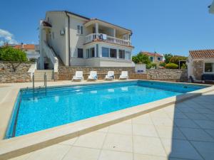 Bazén v ubytování Apartment Aquanur-7 by Interhome nebo v jeho okolí