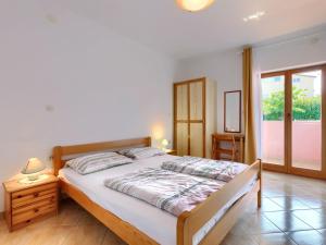 een slaapkamer met een groot bed en een raam bij Apartment Romantika-2 by Interhome in Rovinj