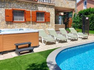 Bazén v ubytování Holiday Home Mikac by Interhome nebo v jeho okolí