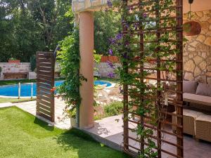 Dobrinj的住宿－Holiday Home Mikac - MLK136 by Interhome，一个带围栏和游泳池的花园