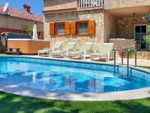 Bazén v ubytování Holiday Home Mikac by Interhome nebo v jeho okolí