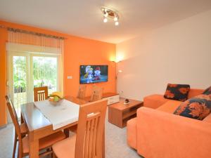 Televízia a/alebo spoločenská miestnosť v ubytovaní Holiday Home Darena by Interhome