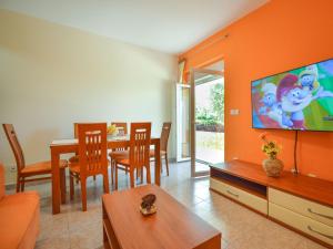Televízia a/alebo spoločenská miestnosť v ubytovaní Holiday Home Darena by Interhome