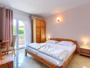 een slaapkamer met een bed en een groot raam bij Apartment Romantika-3 by Interhome in Rovinj