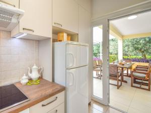 Kuchyňa alebo kuchynka v ubytovaní Holiday Home Darena by Interhome
