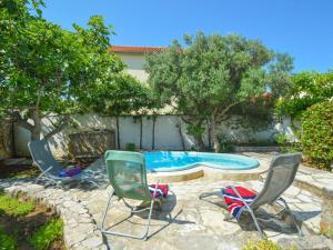 Bazén v ubytovaní Holiday Home Darena by Interhome alebo v jeho blízkosti