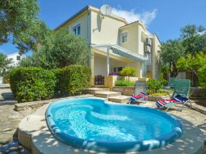 Bazén v ubytovaní Holiday Home Darena by Interhome alebo v jeho blízkosti