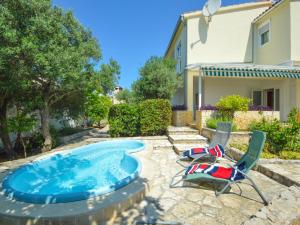 Bazén v ubytovaní Holiday Home Darena by Interhome alebo v jeho blízkosti