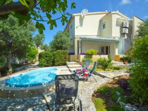 Bazén v ubytovaní Holiday Home Darena by Interhome alebo v jeho blízkosti