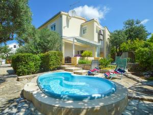 Bazén v ubytovaní Holiday Home Darena by Interhome alebo v jeho blízkosti