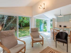 een keuken en een woonkamer met stoelen en een tafel bij Holiday Home Domremy by Interhome in Saint-Palais-sur-Mer