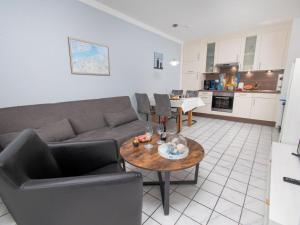 uma sala de estar com um sofá e uma mesa em Apartment Krabbe by Interhome em Norddeich