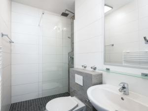 ラーンシュタインにあるApartment B712 by Interhomeの白いバスルーム(トイレ、シンク付)