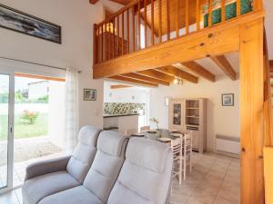 een woonkamer en eetkamer met een tafel en stoelen bij Holiday Home Brive 2 by Interhome in Pontaillac