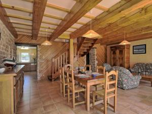 uma cozinha e sala de jantar com mesa e cadeiras em Holiday Home Houat-Hoedic-Belle-Ile - PHM301 by Interhome em Plouhinec