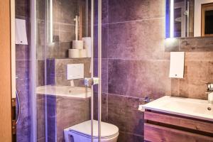een badkamer met een douche, een toilet en een wastafel bij Hotel Grieserhof in Lermoos