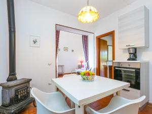A kitchen or kitchenette at Apartment Gardenia by Interhome Még 27 kép