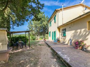 A garden outside Apartment Gardenia by Interhome