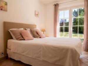 מיטה או מיטות בחדר ב-Holiday Home Villa Gaïa - LLI130 by Interhome