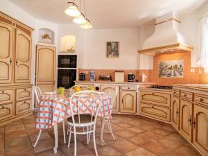מסעדה או מקום אחר לאכול בו ב-Holiday Home Villa Gaïa - LLI130 by Interhome