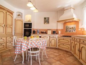 Η κουζίνα ή μικρή κουζίνα στο Holiday Home Villa Gaïa by Interhome