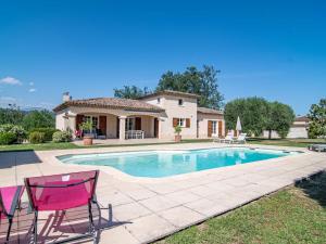 カリアンにあるHoliday Home Villa Gaïa - LLI130 by Interhomeのプール(椅子2脚付)と家