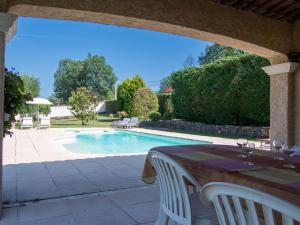 カリアンにあるHoliday Home Villa Gaïa - LLI130 by Interhomeのパティオ(テーブル、スイミングプール付)