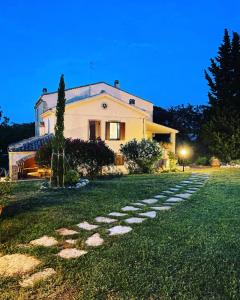 a house with a pathway in front of a yard at Casale la Civetta in Larino