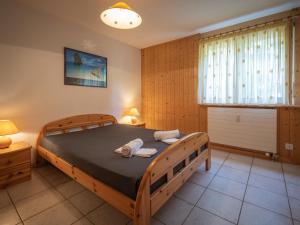 オヴロナにあるApartment Seya 19 by Interhomeのベッドルーム1室(木製ベッド1台、窓付)