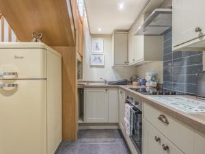 Een keuken of kitchenette bij Holiday Home Robin by Interhome